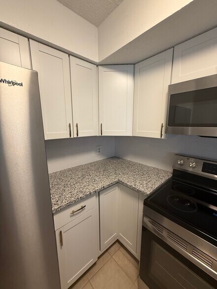 Building Photo - 2301 Basil Dr