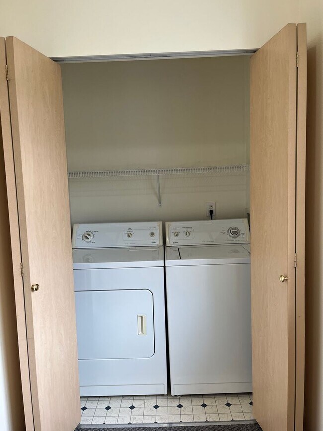 Building Photo - Townhouse Style Two Bedroom Apartment in Bellingham
