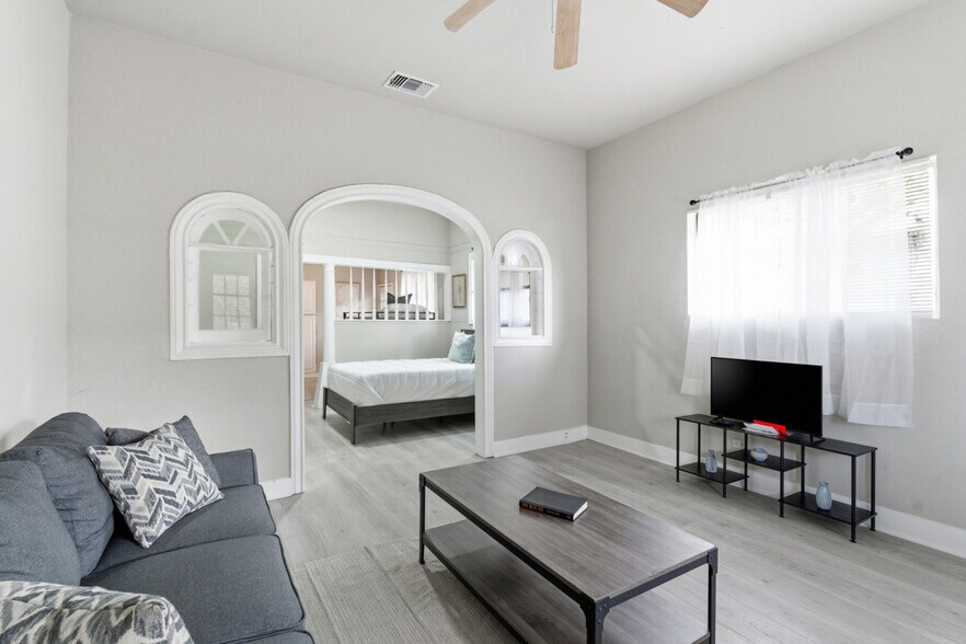 Building Photo - 314 W Cevallos