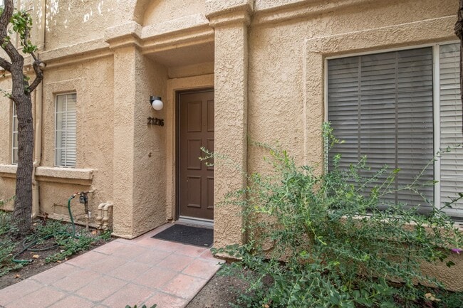 Building Photo - Townhome in Lake Forest