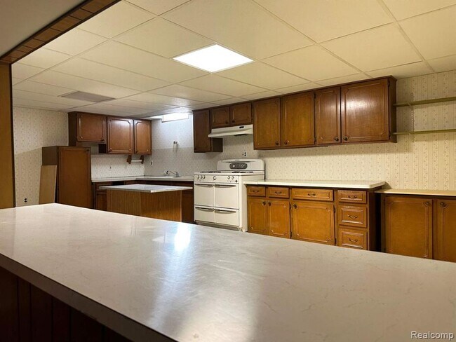 Building Photo - 6615 Fairwood Dr