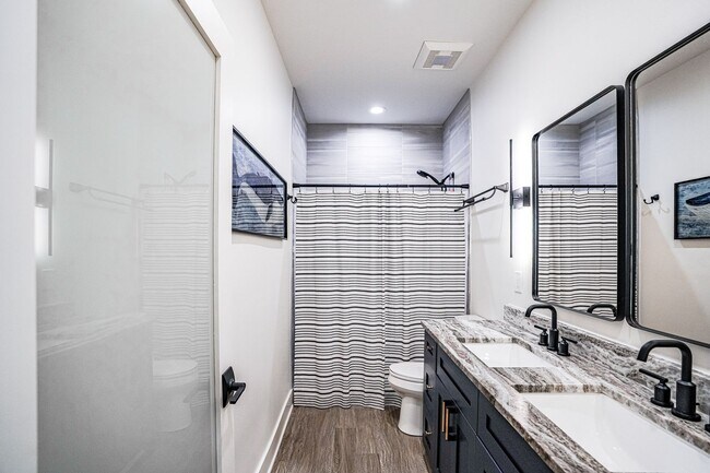 Building Photo - Modern Elegance w/ Garage Parking in Germa...