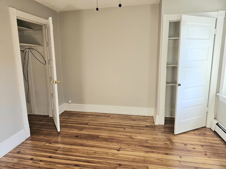 Main bedroom w/ 2 closets - 226 S Illinois Ave