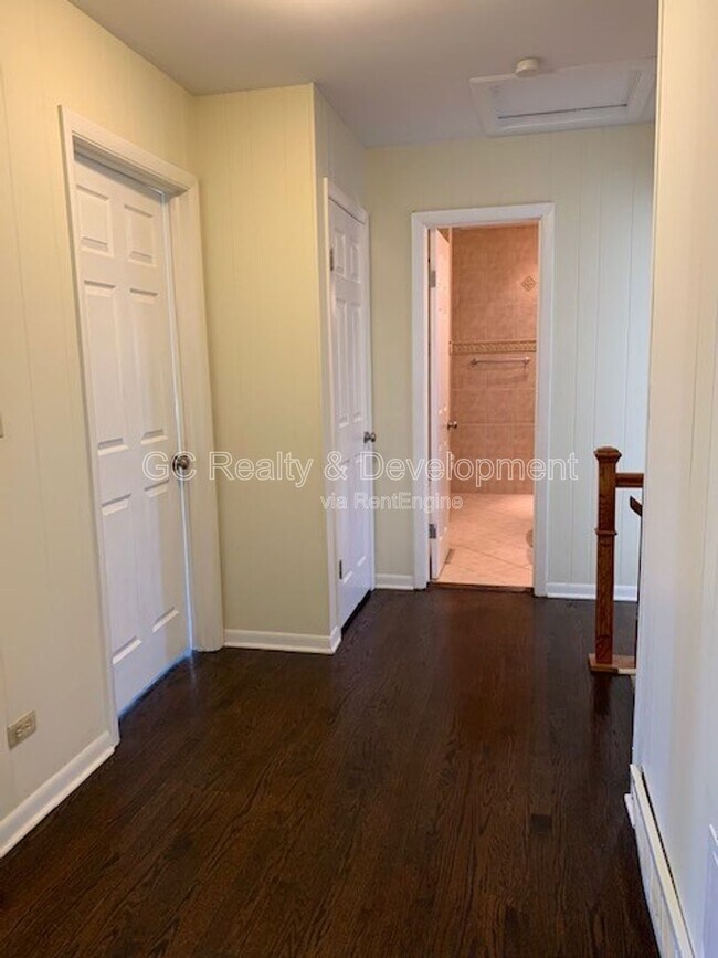 Building Photo - 87 W Surrey Ln