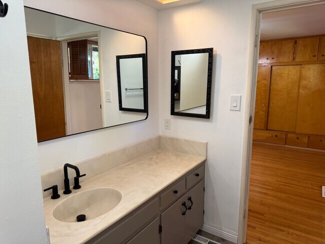 Building Photo - Desirable St Francis Neighborhood