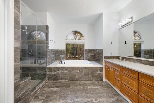 Building Photo - 402 Luna Vista Dr