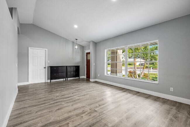 Building Photo - Stunning 3 Bed, 2 Bath Home in Vizcaya Estates