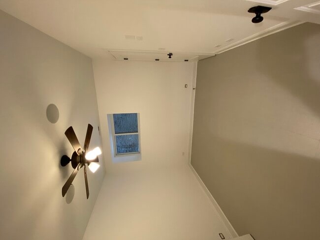 Building Photo - 1114 N Hoyne Ave