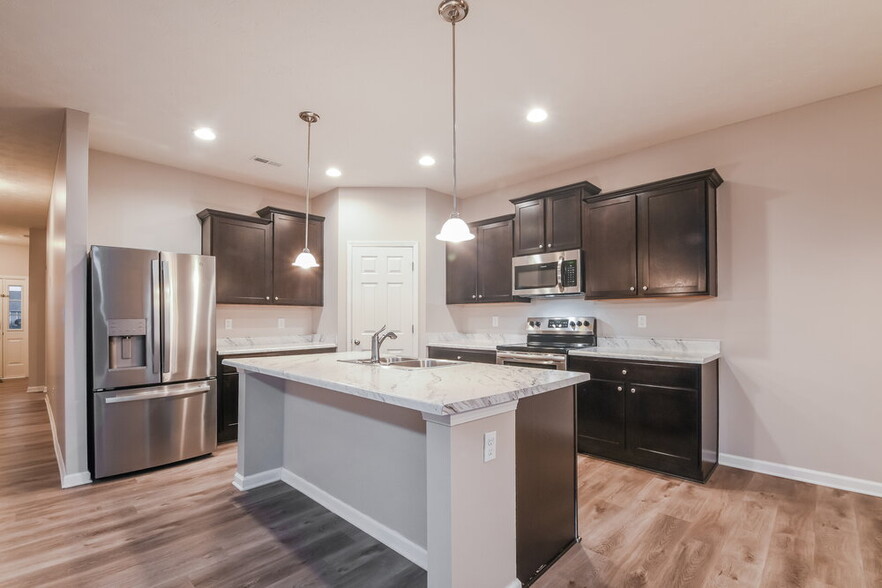 Building Photo - 2255 Silver Spoon Dr
