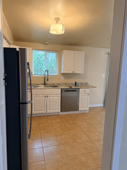 Building Photo - 755 E Holaway Dr