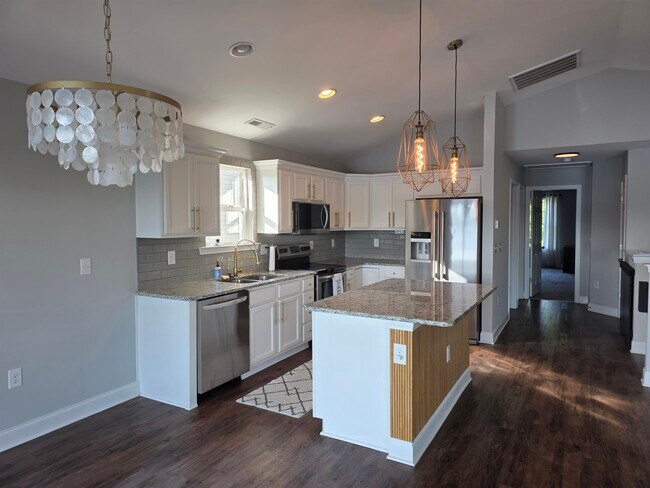 Building Photo - 1048 Meadowoods Dr