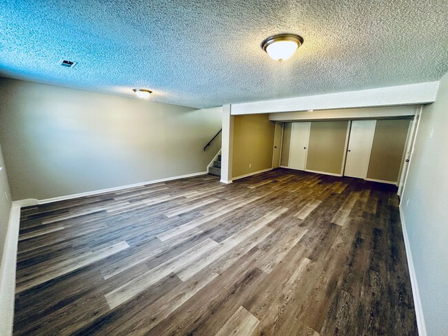 Building Photo - {1811} Updated duplex with great natural light and tons of space + Recently Renovated + Stainless...