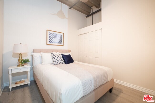 Building Photo - 312 W 5th St