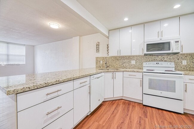 Building Photo - 9001 SW 77th Ave