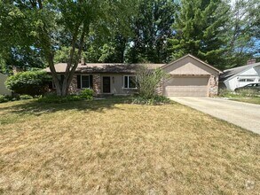 Building Photo - Large Four Bedroom Ranch in Forest Hills!