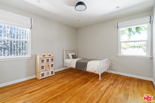 Building Photo - 4824 La Canada Blvd