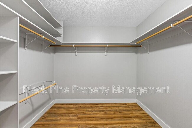 Building Photo - 6018 N Silver Maple Ave