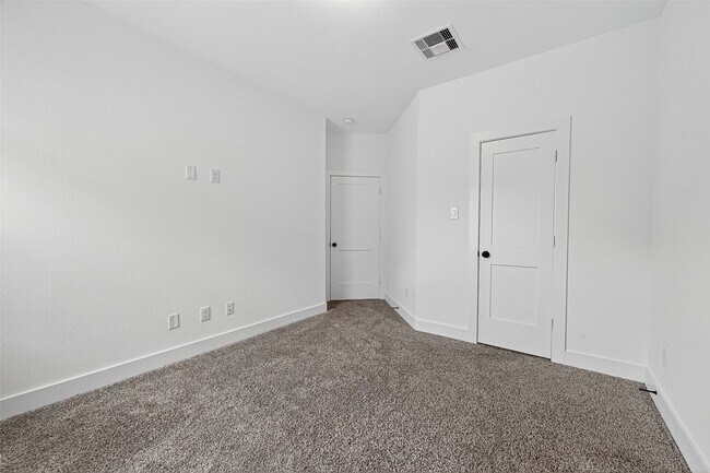 Building Photo - 10727 River Walk Dr