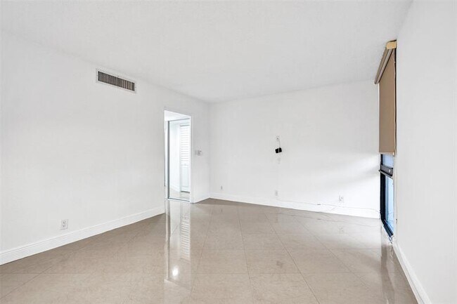 Building Photo - 20400 W Country Club Dr