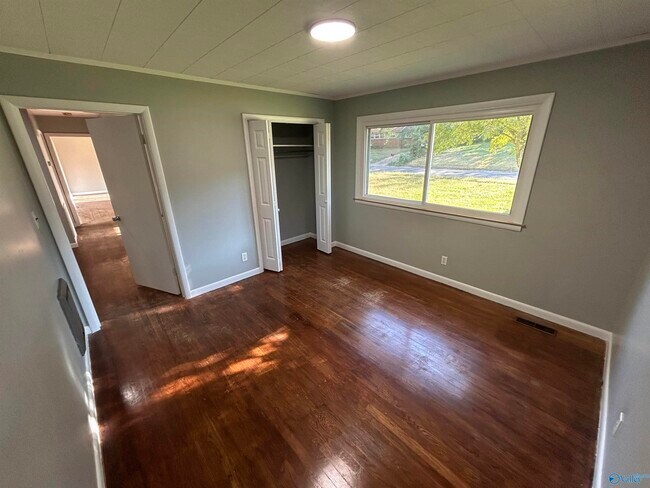 Building Photo - 4103 Lakeview Dr NW