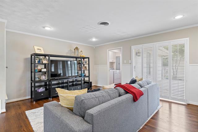 Building Photo - 9203 Livenshire Dr