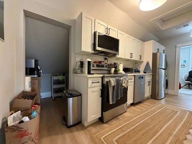 Building Photo - 68 L St