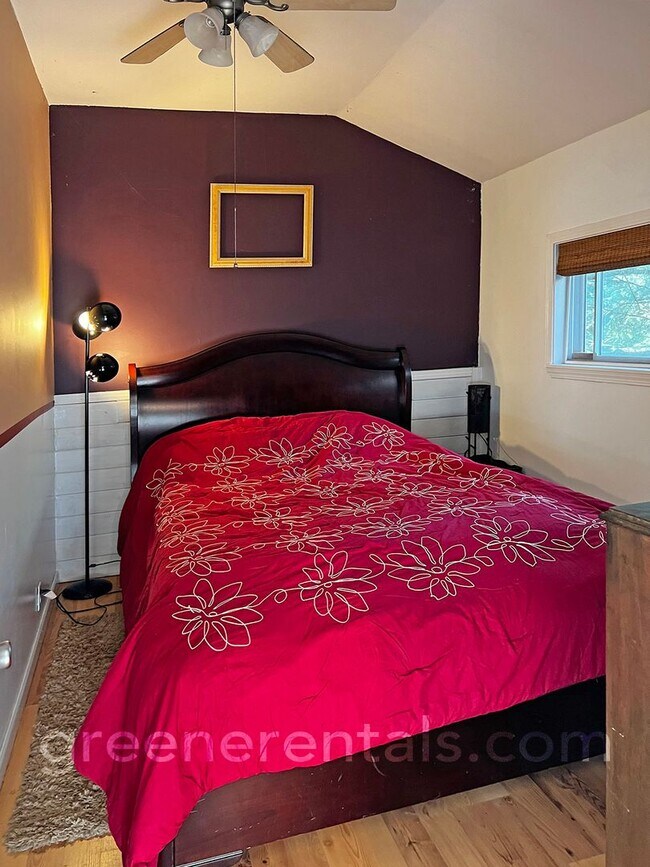 Building Photo - Charming Lake Front Apartment on Anderson Island