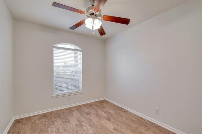 Building Photo - 104 Pinnacle Dr