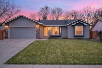 Building Photo - GREAT LOCATION - 3bd/2ba Home w/Room to Park Your Toys!