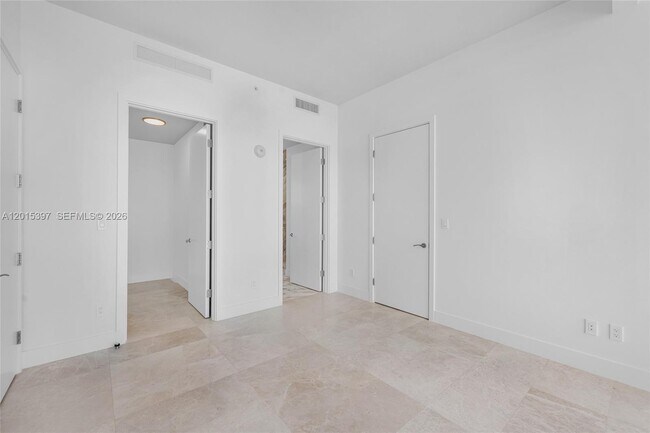 Building Photo - 175 SE 25th Rd