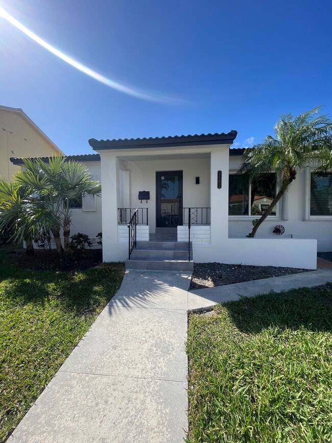 Building Photo - 2100 SW 31st Ave