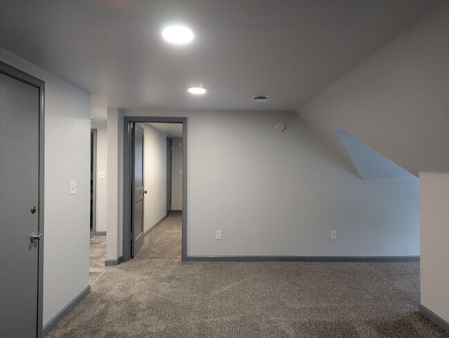 Building Photo - Complete New Remodel: cozy, 1-bedroom apt w/all new kitchen and bath, overlooking Mill Run