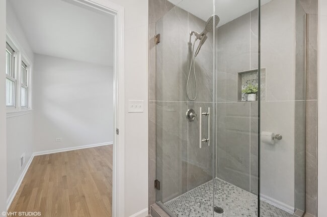 Building Photo - 30 Crescent Dr