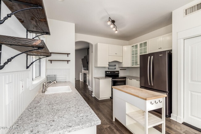 Building Photo - 1132 N Hudson Pl