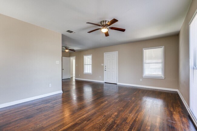 Building Photo - 3-BEDROOM HOME IN HIGHLAND PARK