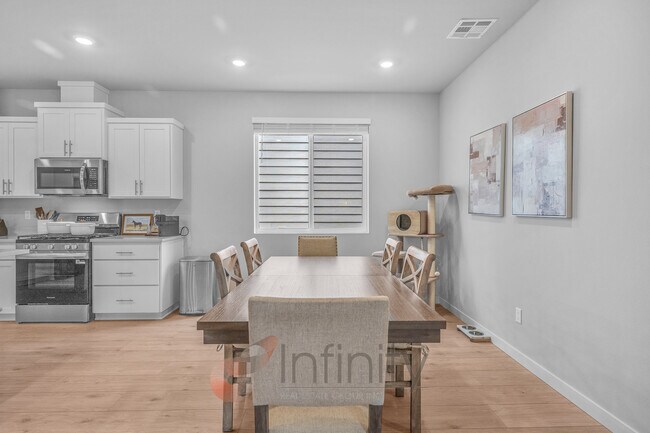 Building Photo - 8943 SW Vermillion Dr