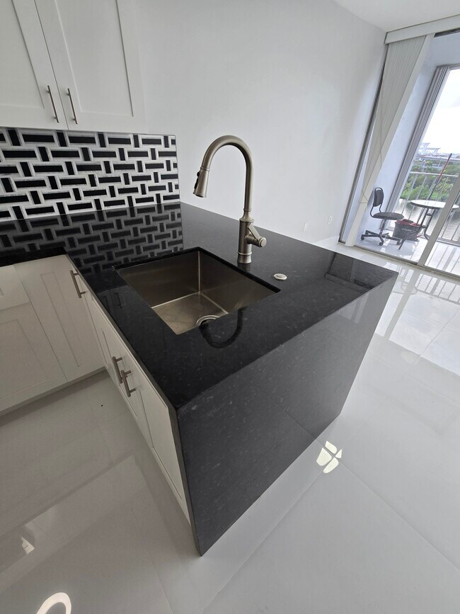 Building Photo - 1700 NW North River Dr