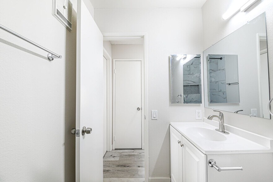 Building Photo - 1128 Stanley Ave