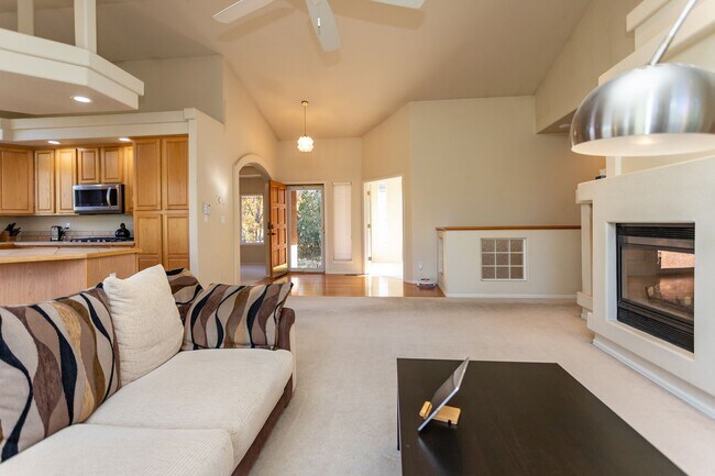 Building Photo - Peaceful University Park Home with Mountai...