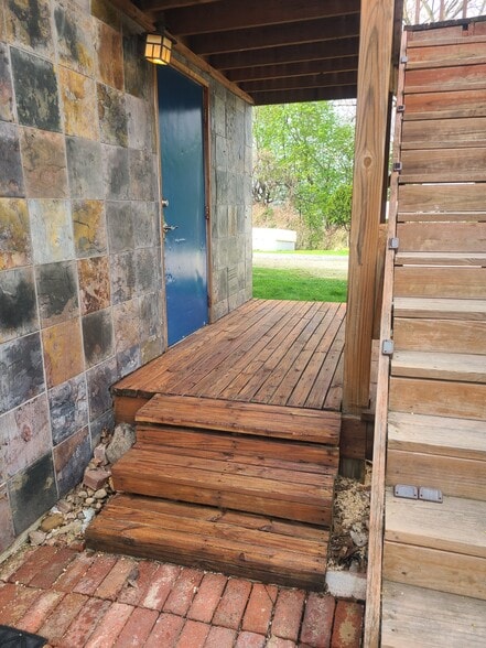 Entrance - 277 Bluff St