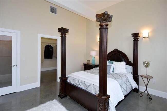 Building Photo - 2301 Mission St