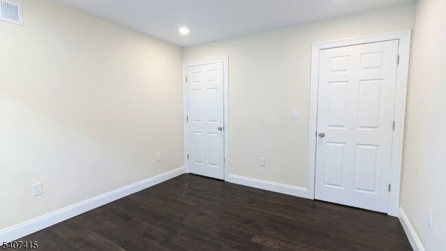 Building Photo - 7 Maple St