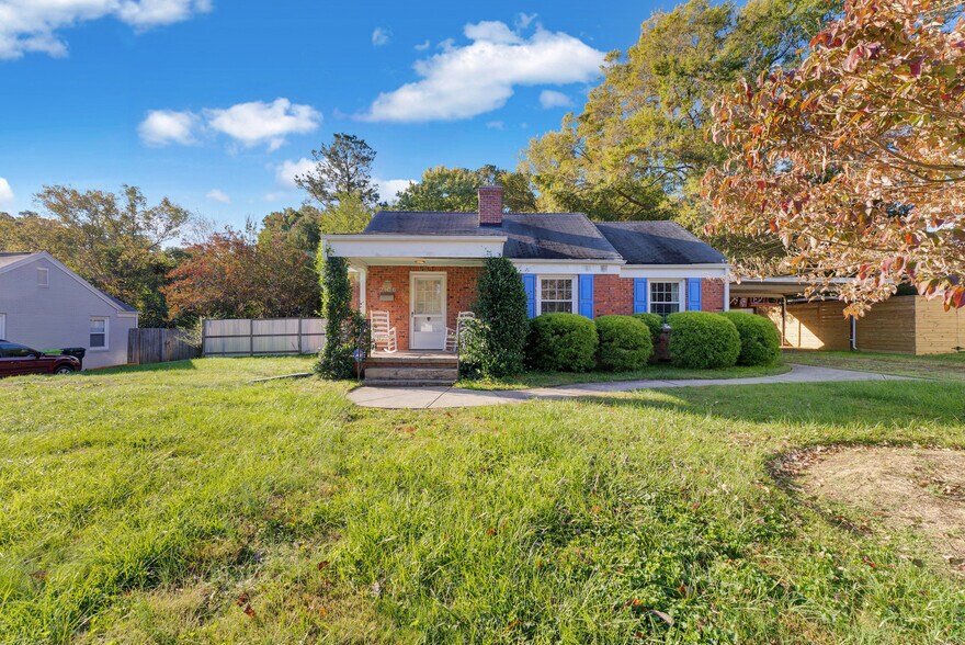 Primary Photo - 2106 Tudor Plz