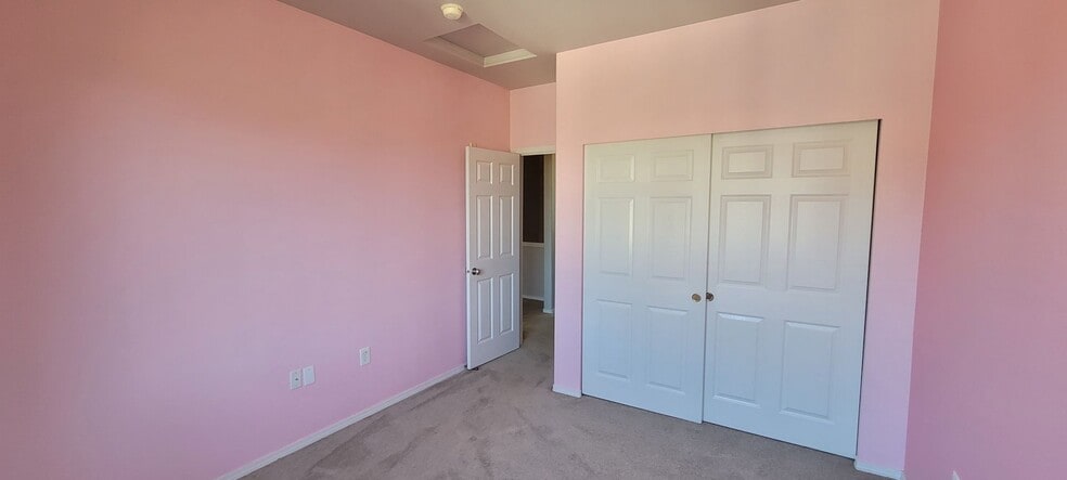 Building Photo - Shadow Hawk 3 bedroom Town home