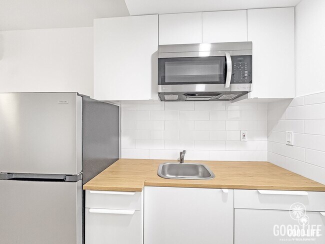 Building Photo - Coastal Charm Meets Modern Living in Beautiful Encinitas