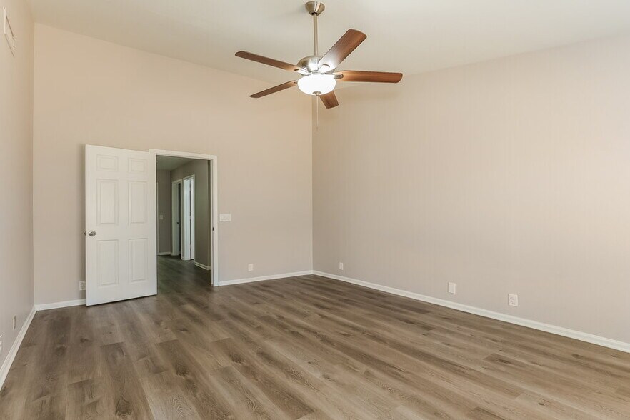 Building Photo - 10249 W Orange Dr