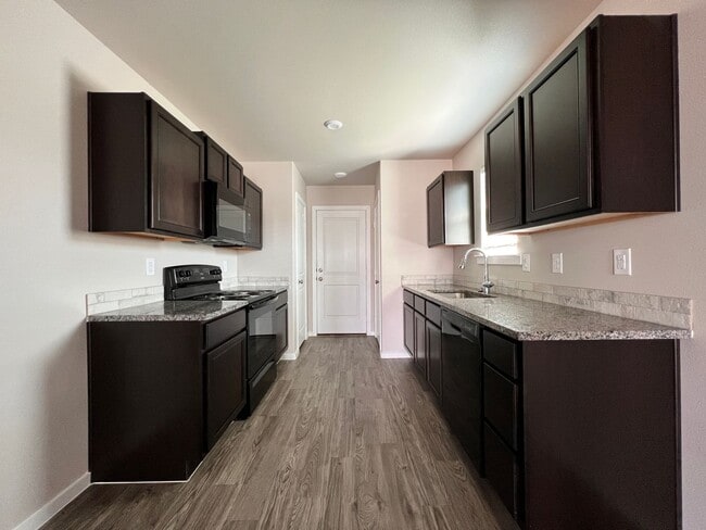 Building Photo - Pre leasing now for 4/1/2026