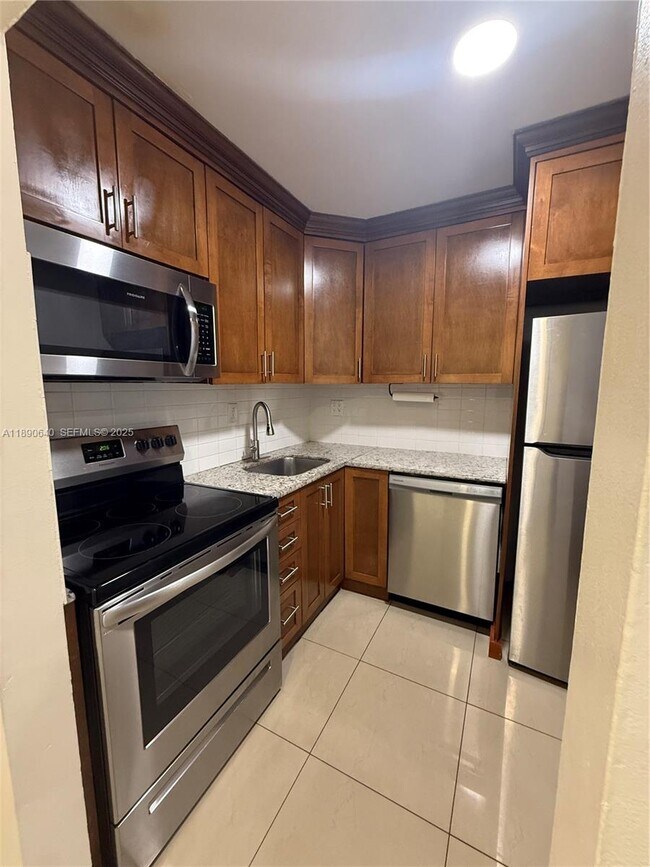 Building Photo - 100 SE 5th Ave