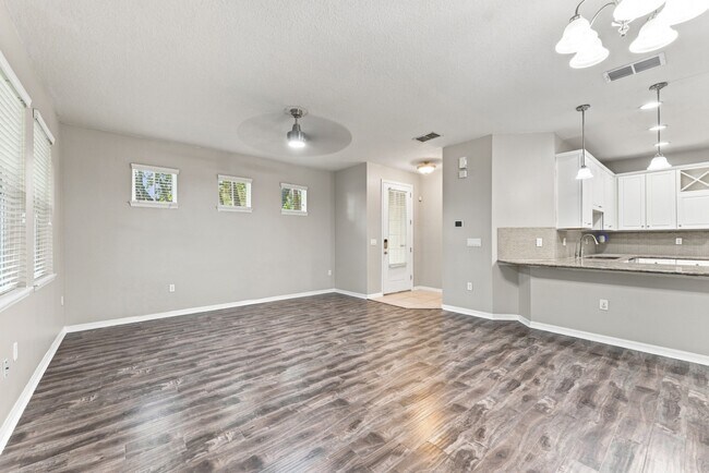 Building Photo - Stunning 3 BR + LOFT / 2.5 BA/ 2-Car-Garage Townhome in GATED community!