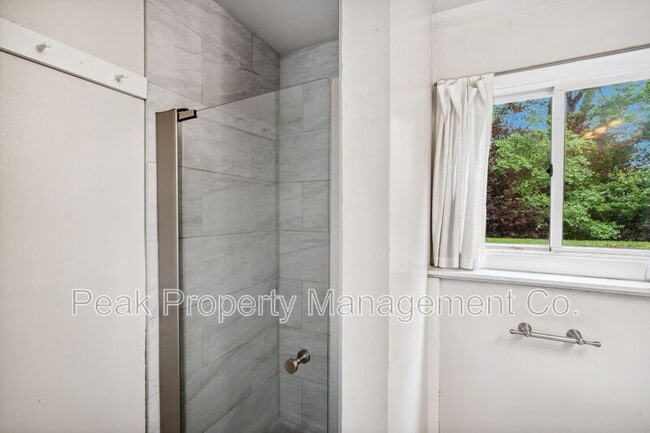 Building Photo - 1512 Brentwood Dr